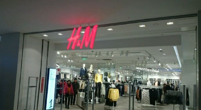 新疆一个商场关闭H&M门店。网上图片