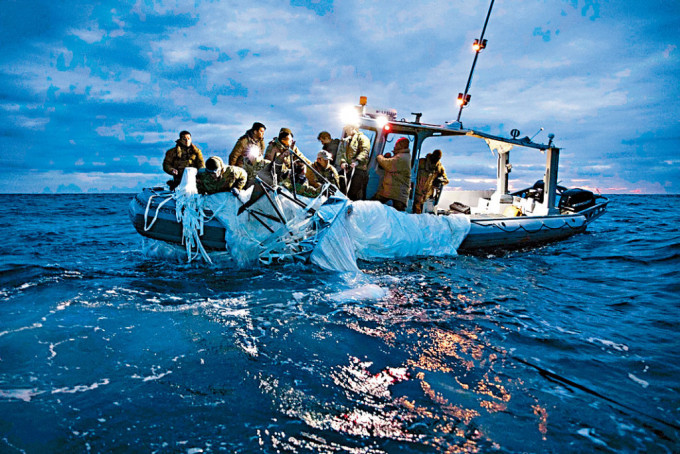 美國海軍打撈起被擊落中國氣球殘骸。