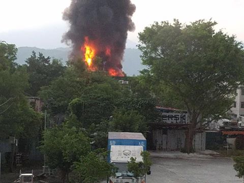 元朗山下村回收場發生三級火，冒出大量濃煙。香港突發事故報料區fb群組圖片
