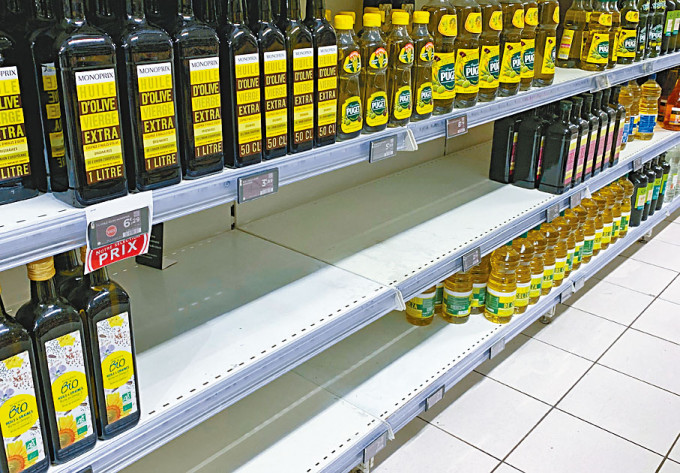 巴黎一家超市的葵花籽油被抢购。