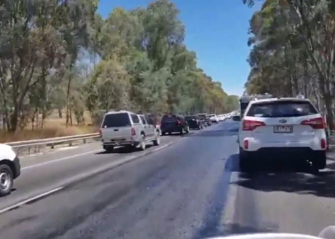 澳洲有公路被高溫熱到變形。（互聯網圖片）