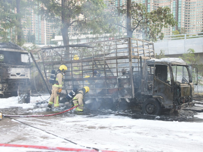 大角嘴一辆油车起火，消防到场灌救。