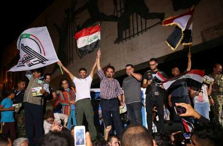 民眾為伊拉克部隊在北大城市摩蘇爾取得勝利喝彩。AP