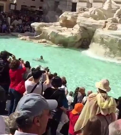 罗马许愿池有游客裸体游泳。网上图片