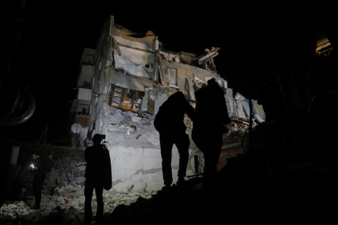 在重災區之一、近岸第二大城市都拉斯，救援人員通宵在瓦礫堆搜索被困的人。AP