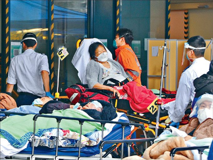 ■明爱、博爱等医院急症室外继续有不少病人在寒风中候诊。