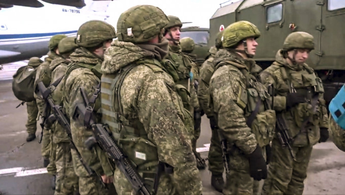 俄罗斯在其与乌克兰边境周边集结十万人的部队，令紧张局势在短时间内急速升温。AP图片