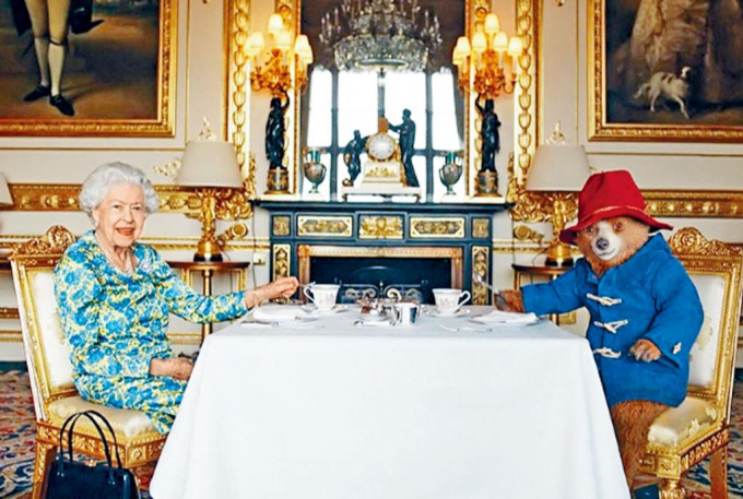 英女皇和柏灵顿熊未睇骚前先叹下午茶。