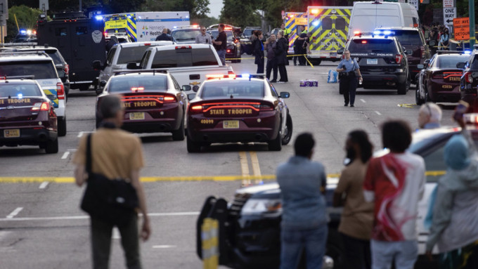 明尼苏达州明尼阿波利斯市发生枪击案，大批警员到场。 美联社