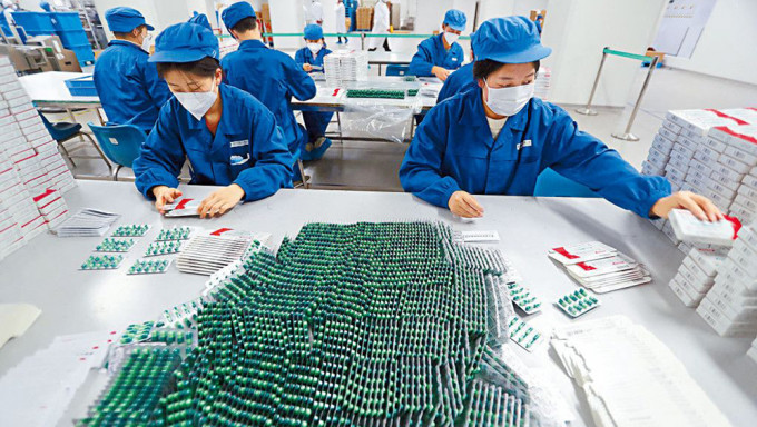 北京一家藥廠晝夜加班，增產防疫藥物。