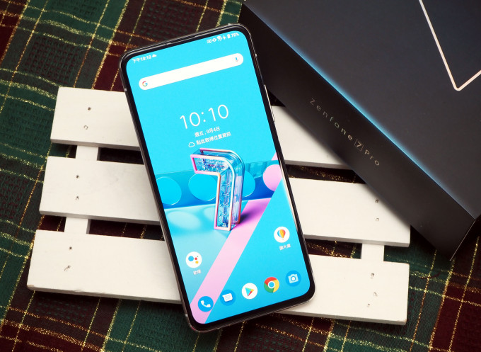●ZenFone 7 Pro裝有畫面更大的6.67吋FHD+ AMOLED芒。