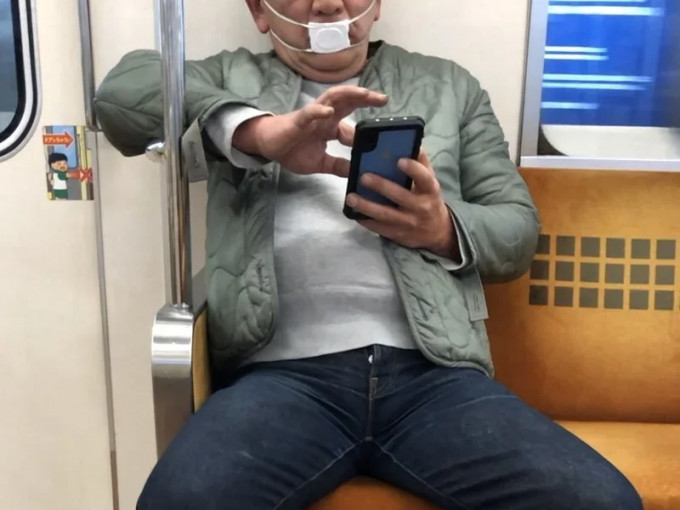 日電車大叔戴「迷你版口罩」，令人發笑。(網圖)