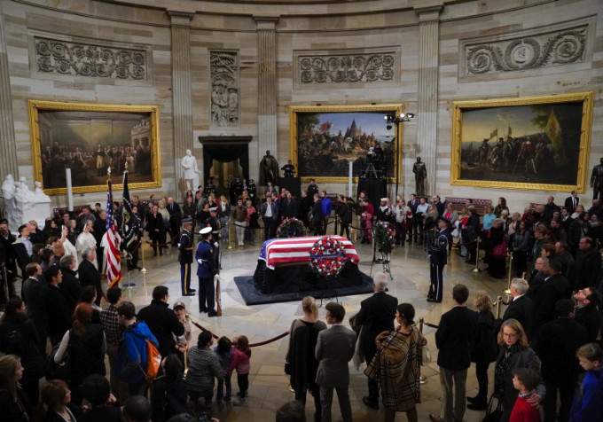 覆蓋美國國旗的靈柩，由總統專機空軍一號，由得州休斯敦移送到華盛頓。AP