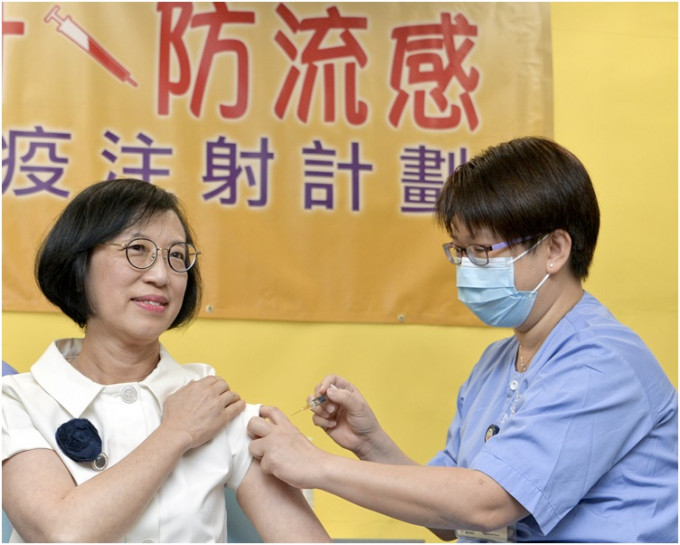 陳肇始（左）預期到診所接種流感疫苗的人數會增加。
