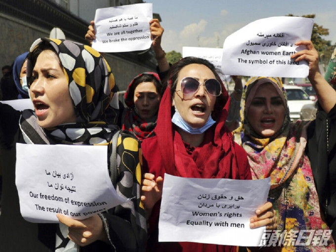 阿富汗婦女早前上街抗議塔利班組建「全男班」臨時政府。AP