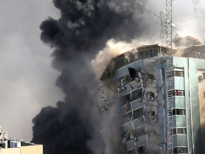 有多间新闻机构办公室在内的大楼被炸毁。AP