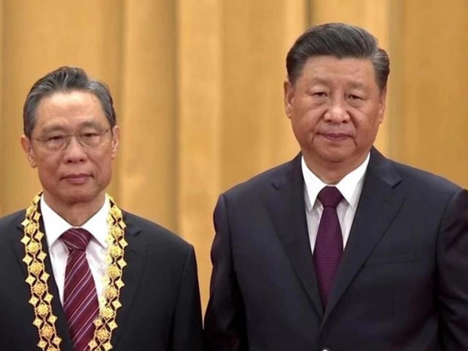 习近平(右)向锺南山颁发「共和国勋章」。