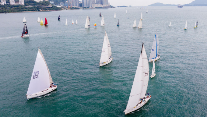 「帆船香港環島大賽」每年都吸引約2000位帆船好手參賽，故有「海上嘉年華」的美譽之稱。