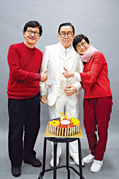 修哥拍摄演唱会广告，孙敬安和卢敏仪特别准备蛋糕为他贺寿。