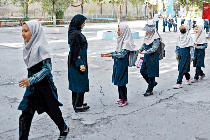 ■在喀布爾一所小學，女老師昨日檢查女生的指甲生。