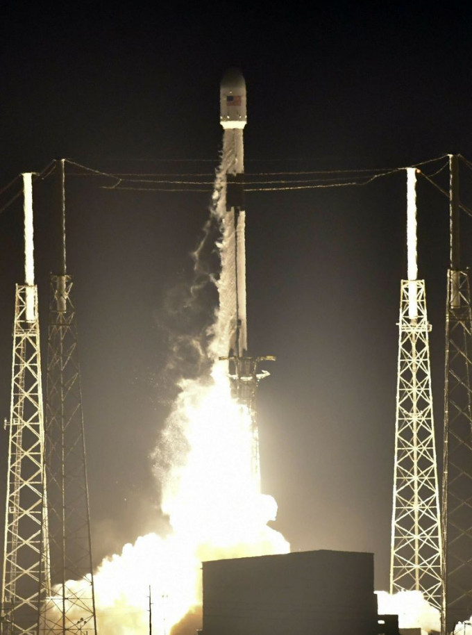 SpaceX的「猎鹰9号」火箭（Falcon 9）周四晚在佛州成功发射。AP