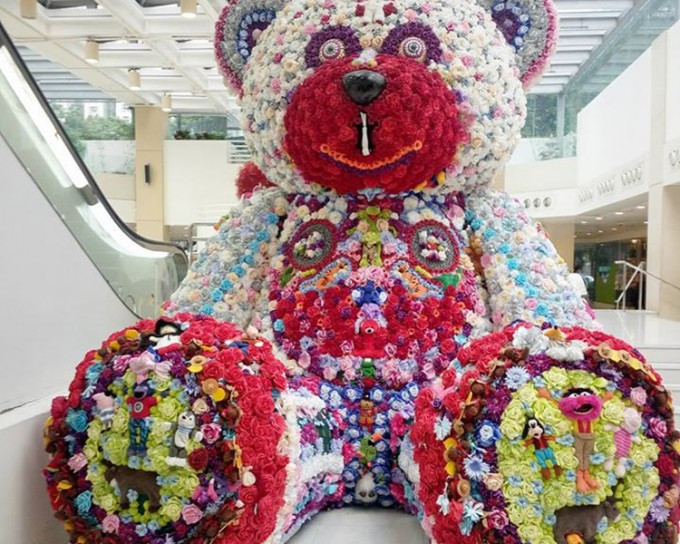 巨型花熊造型灵异引起网民齐呼恐怖。网上图片