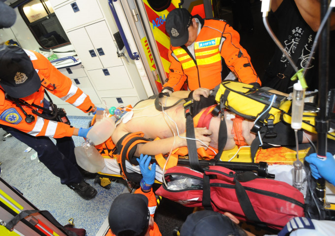 男工人由救护车送往医院。