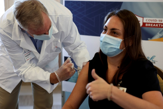 美國正式全面批准注射復必泰疫苗，衛生官員期望更多公私營企業強制打針。REUTERS