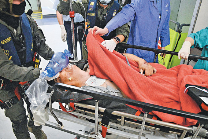中暑昏迷的6旬漢由飛行服務隊直升機送往東區醫院搶救。