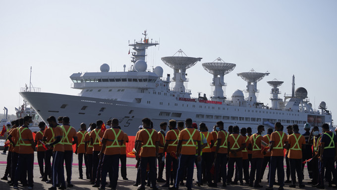 中國測量船「遠望5號」抵達斯里蘭卡駛入赫班托達港口。AP
