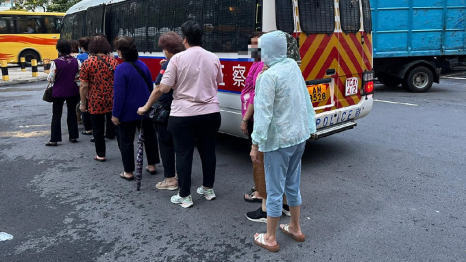 警破大埔公屋麻雀檔 拘13婦包括77歲負責人。警方圖片