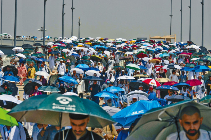 大批朝圣者上周二在麦加附近撑伞步往圣地。