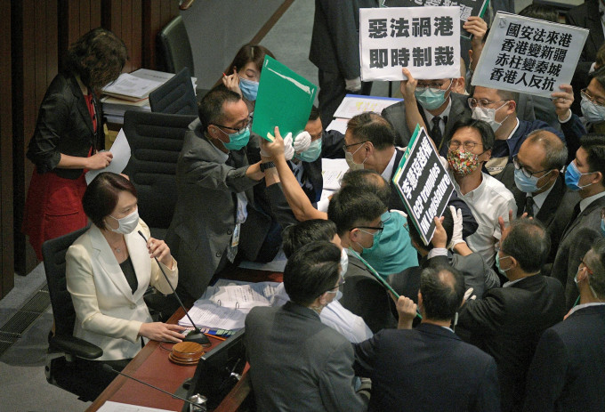 朱凯廸、陈志全、胡志伟等包围主席台抗议。陈浩元摄