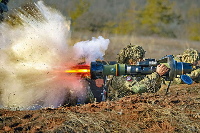 烏克蘭軍人周二在烏東部頓涅茨克地區的演習中，發射反坦克武器。　