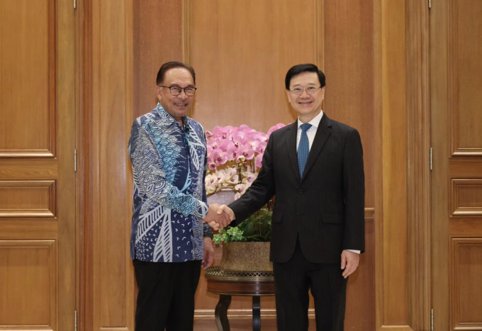 行政長官李家超今午抵吉隆坡，並與大馬首相安華會面。李家超fb