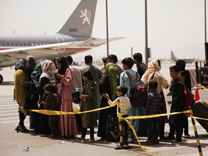 自从塔利班喀布尔控制权以来，已有超过1.8万人从喀布尔机场被撤走。AP资料相片