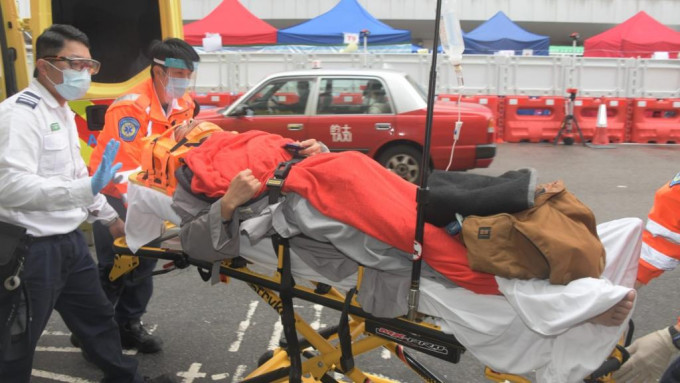 司机受伤由救护车送往玛嘉烈医院救治。梁国峰摄