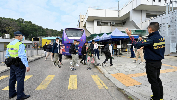 入境事务处及香港警务处人员与模拟旅客于文锦渡管制站进行演练。