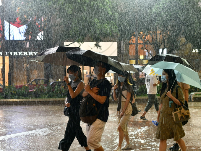 本港地区下午及今晚天气预测大致多云，间中有骤雨及雷暴。资料图片