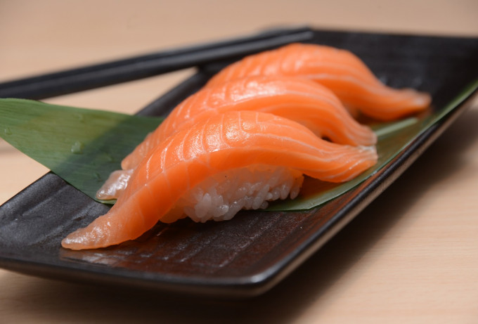 三文魚壽司高熱量、高脂肪，容易攝取過多。資料圖片