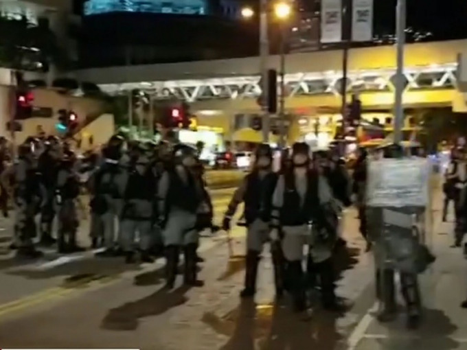 大批防暴警当晚到场与集结人士对峙。资料图片