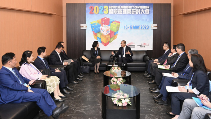 卢宠茂（右六）与北京衞健委港澳台办公室主任鲍华（左六）及其率领的代表团会面。政府新闻处提供