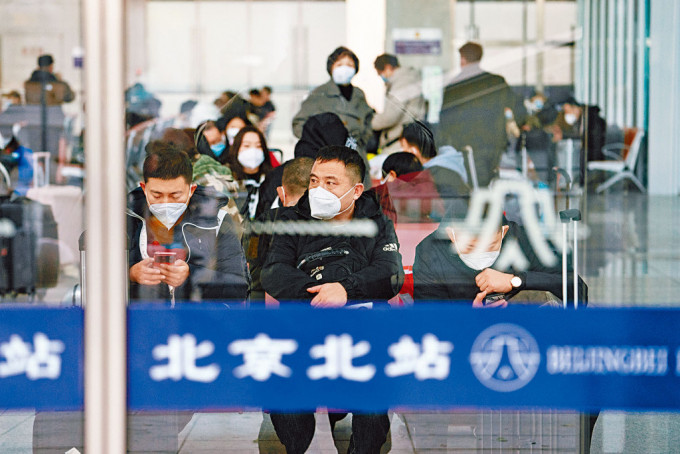 民众佩戴N95口罩在北京北站候车。