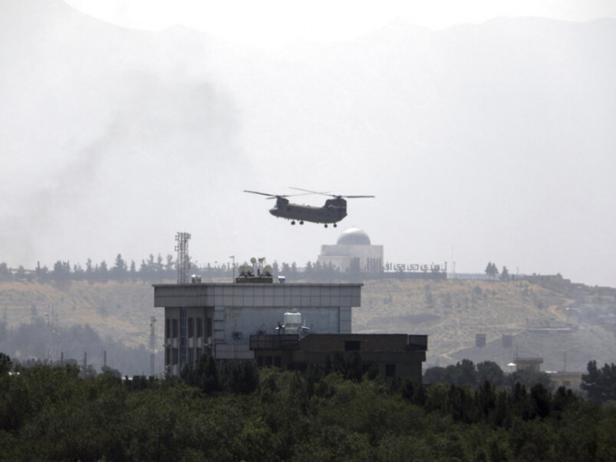一架美國軍方直升機降落在美國駐喀布爾大使館。AP圖片