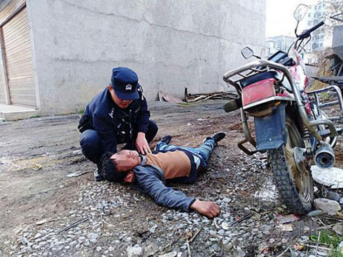 湖北巴东公安局野三关派出所民警及时救助一名醉酒喝汽油的男子。（网图）