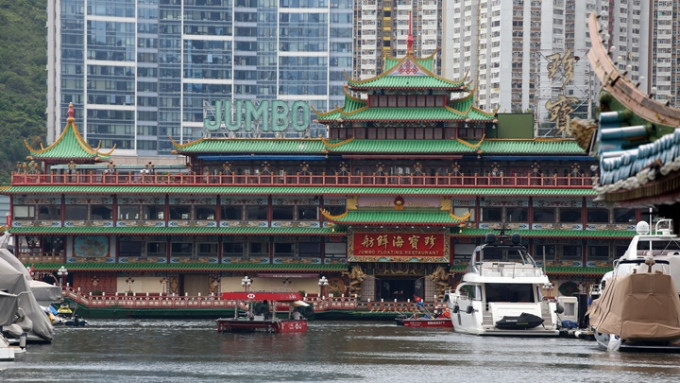 珍寶海鮮舫拖離香港後，在南中國海沉沒。資料圖片