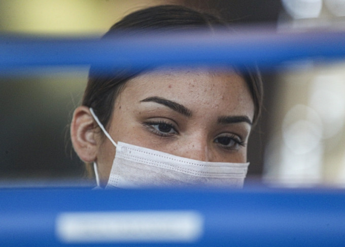在智利聖地亞哥的機場櫃檯前，地勤人員都戴上口罩。阿根廷及智利出現首宗確診新型冠狀病毒病例。AP