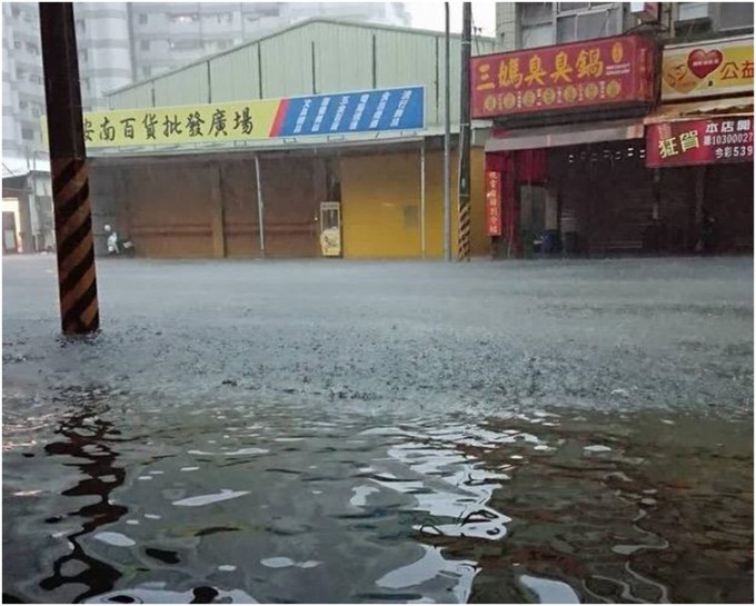 「海棠」吹襲台灣期間，為台灣南部帶來暴雨，當地多處水浸。網圖