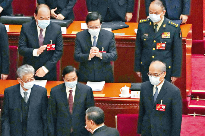 國家主席習近平認出李家超後揮手，李即鞠躬及作揖回禮。