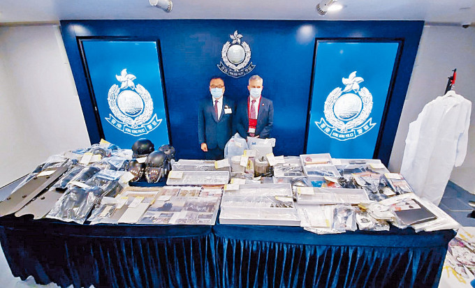 ■警方在記者會中，展示搜獲的製造炸彈裝置。